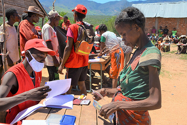Rotkreuz-Hilfe in Madagaskar Madagassin erhält humanitäre Geldleistung