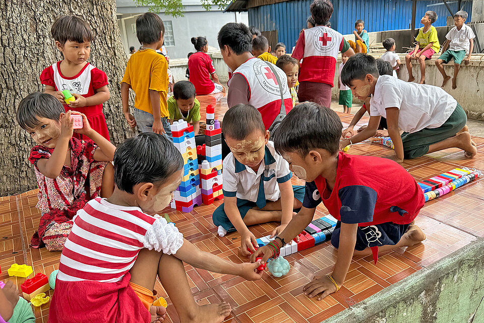 Kinder beim Spielen bei angeboten des Myanmarischen Roten Kreuzes nach dem Erdbeben 