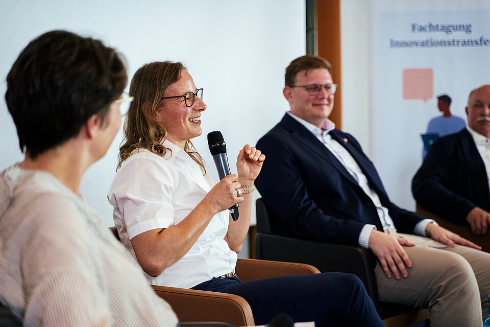 Katy Völker (stellv. Bundesleitung Wasserwacht) bei der ersten Podiumsdiskussion der Fachtagung. (Copyright: DRK/Behlen) Fachtagung 2025