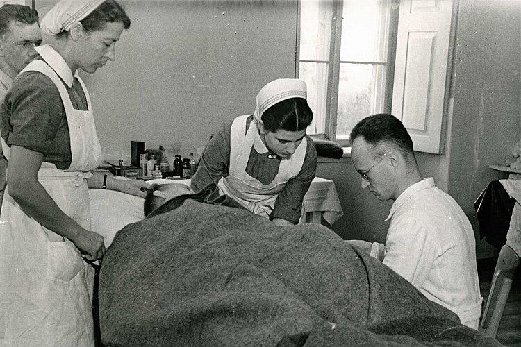 Schwestern und Sanitäter versorgen Verwundeten