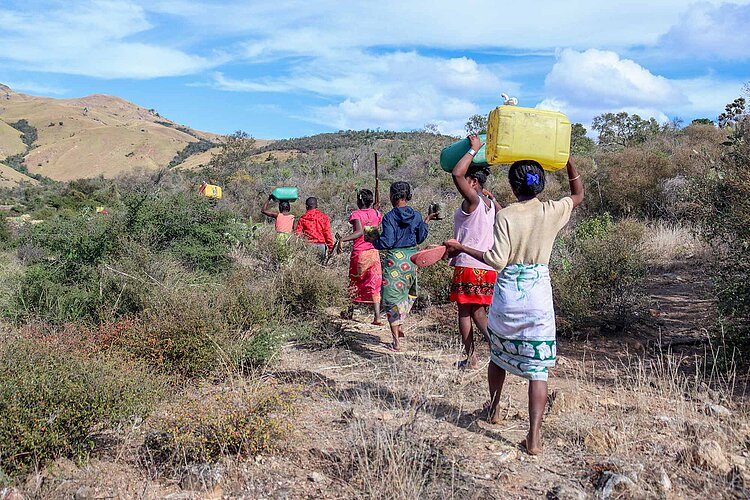 Rotkreuz-Hilfe in Madagaskar Frauen tragen Wasserkanister