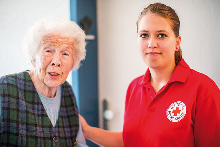 DRK-Dresden Seniorin mit Rotkreuzmitarbeiterin
