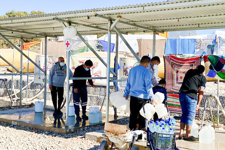 Vom DRK errichtete Wasserentnahmestelle im Flüchtlingslager Kara Tepe II auf Lesbos