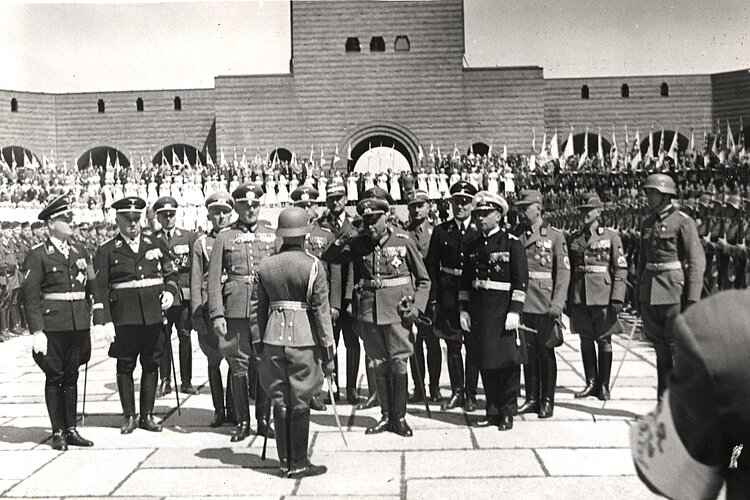 Menschenmenge im Reichsehrenmal Tannenberg