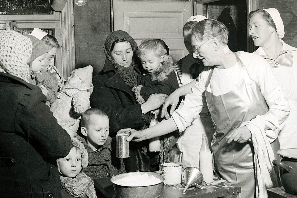 Helferinnen rühren Milchpulver an