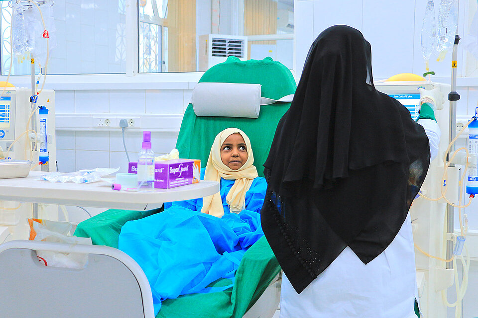 Schwester mit Dialysepatientin