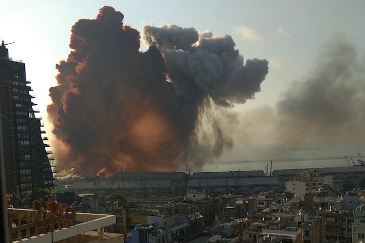 Explosion im Hafen von Beirut im Libanon mit Druckwelle und Rauchwolke