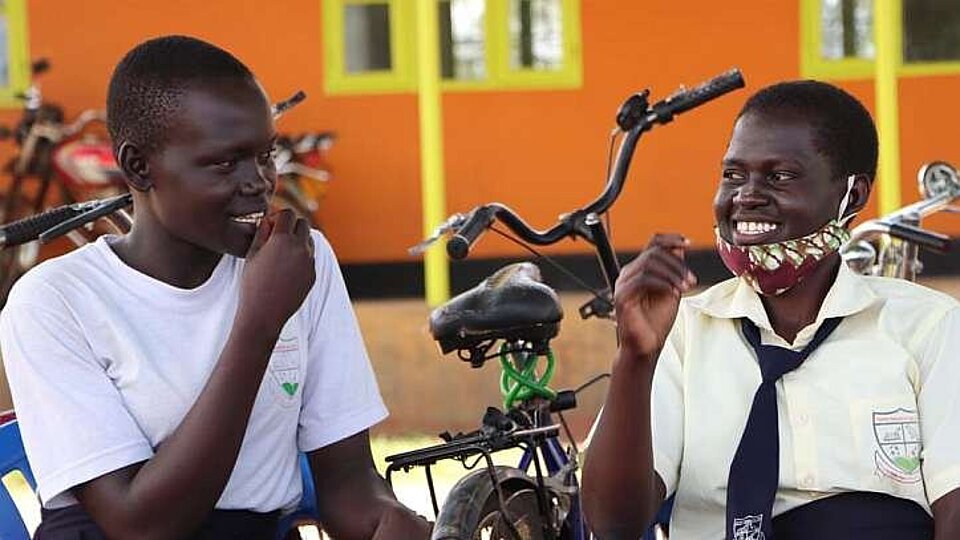 Fatuma und Freundin Zwei afrikanische Mädchen im Gespräch