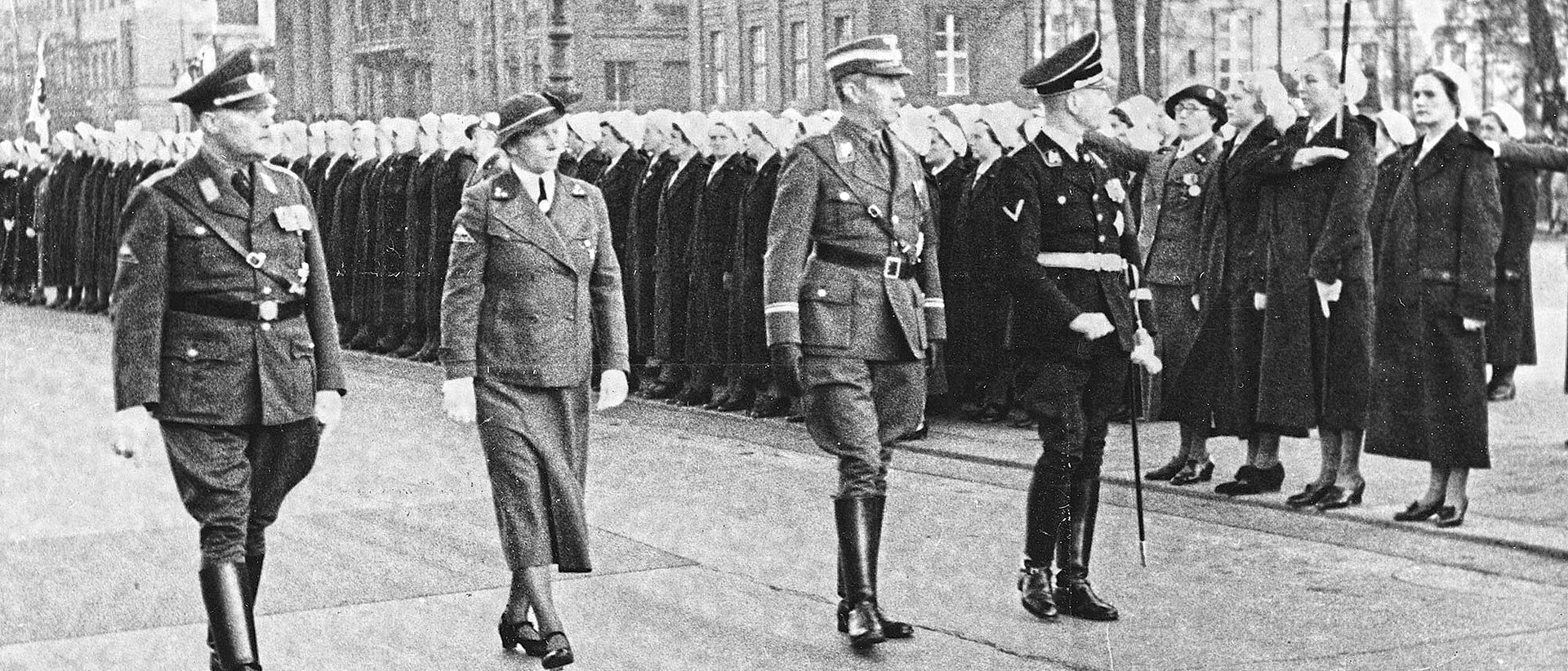 Aufmarsch DRK-Angehöriger auf der Straße