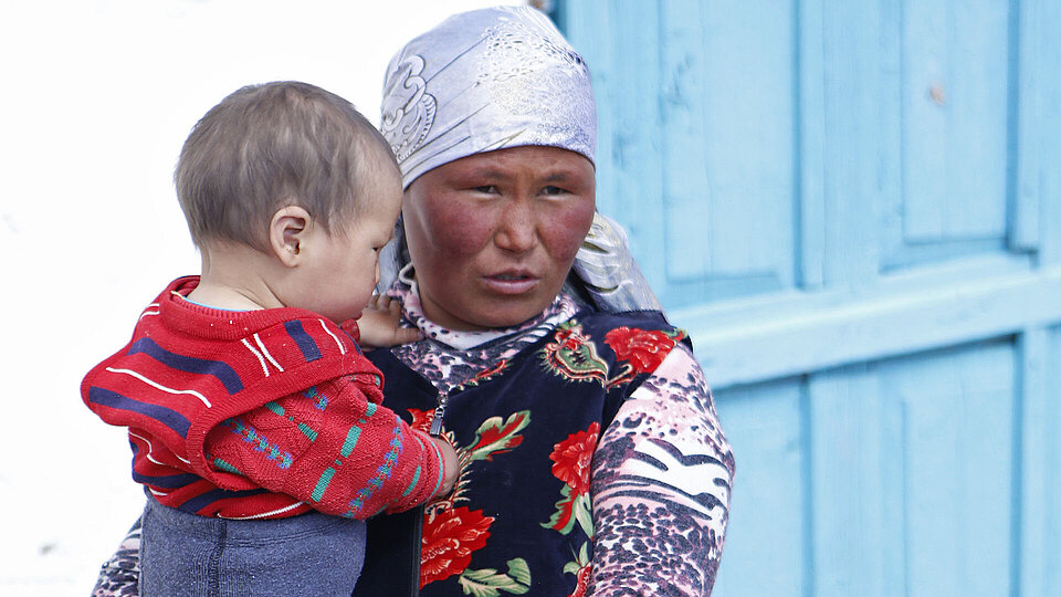 Jazgul Tashtanbekova Kirgisische Mutter mit Kind auf dem Arm