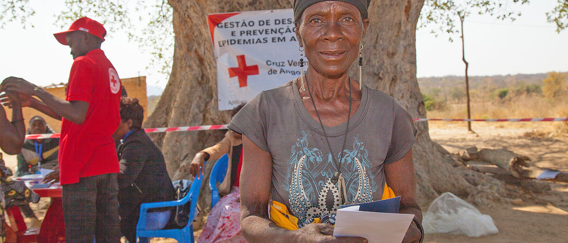 Bargeldhilfe in Angola für Menschen, die von anhaltender Dürre bedroht sind Frau erhält durch das Rote Kreuz Bargeldhilfe in Angola