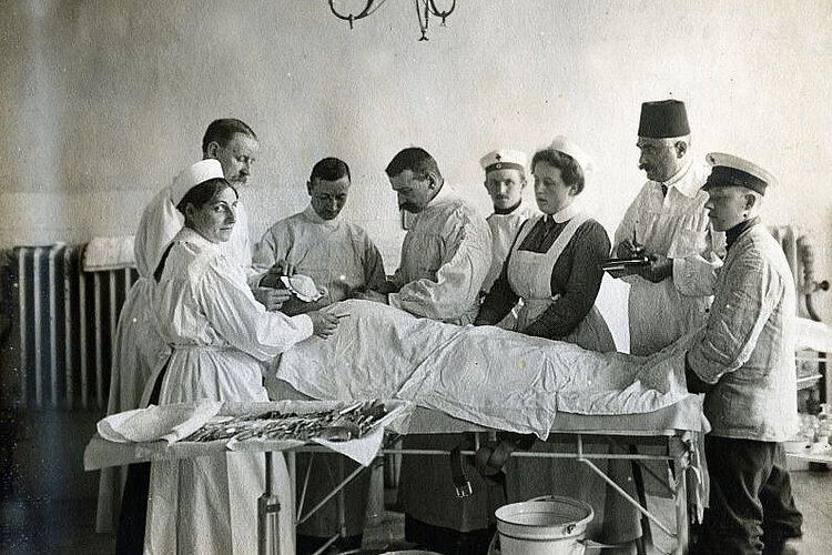 Bereits während der Balkankriege 1912/13 kam es zu einer Zusammenarbeit 	zwischen dem Deutschen Roten Kreuz und dem Türkischen Roten Halbmond. Hier im Gümüs-Krankenhaus in Konstantinopel (DRK)