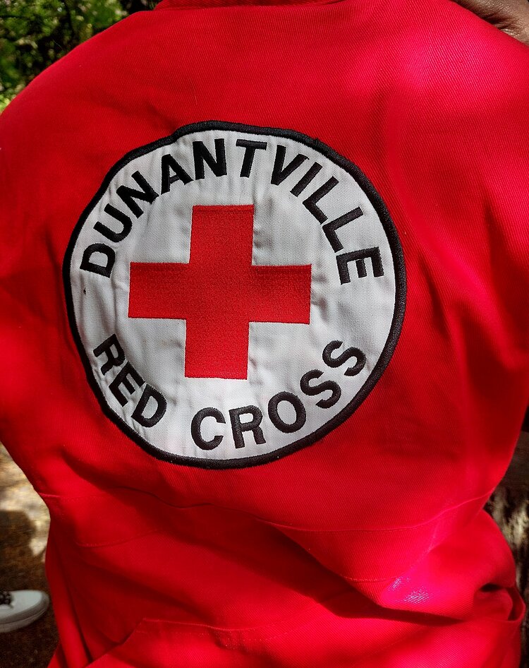 Detailansicht einer Rotkreuzweste mit dem fiktiven Namen "Dunantville Red Cross"s