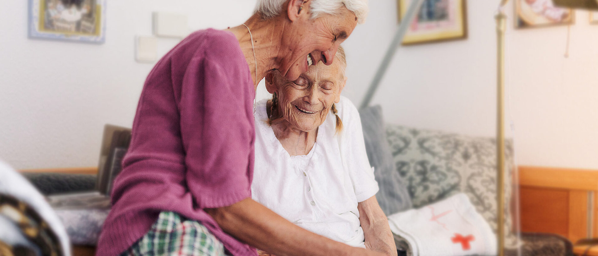 Therapeutin und Seniorin bei Umarmung