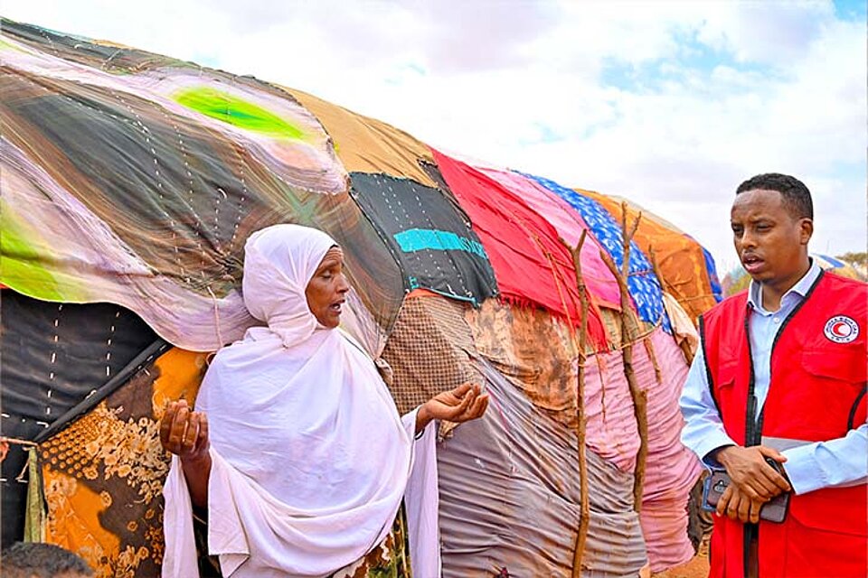 Somalia Rotkreuzler im Gespräch mit Somalierin