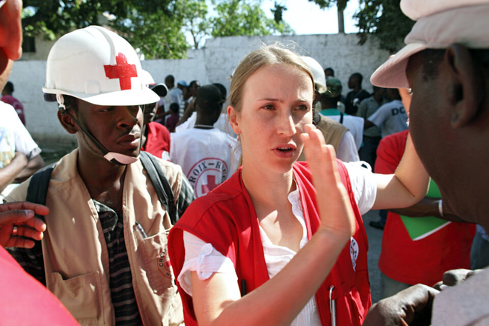 Foto: hauslebensabend.livelegierte spricht mit haitianischen Rotkreuz-Helfern.
