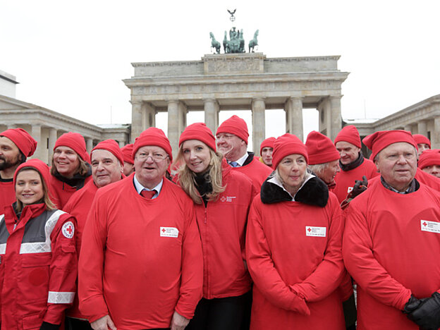 DRK-Präsident Dr. Rudolf Seiters feierte mit Helfern und Rotkreuzbotschafternvor dem Brandenburger Tor 150 Jahre DRK