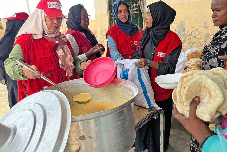 Sudanesischer Roter Halbmond bereitet Mahlzeiten zu 