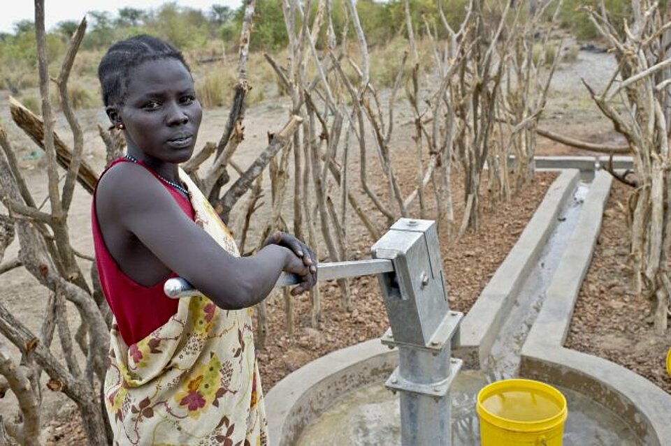 042_M11SD0507Water0730.JPG Eine Frau pumpt Wasser ab im Südsudan
