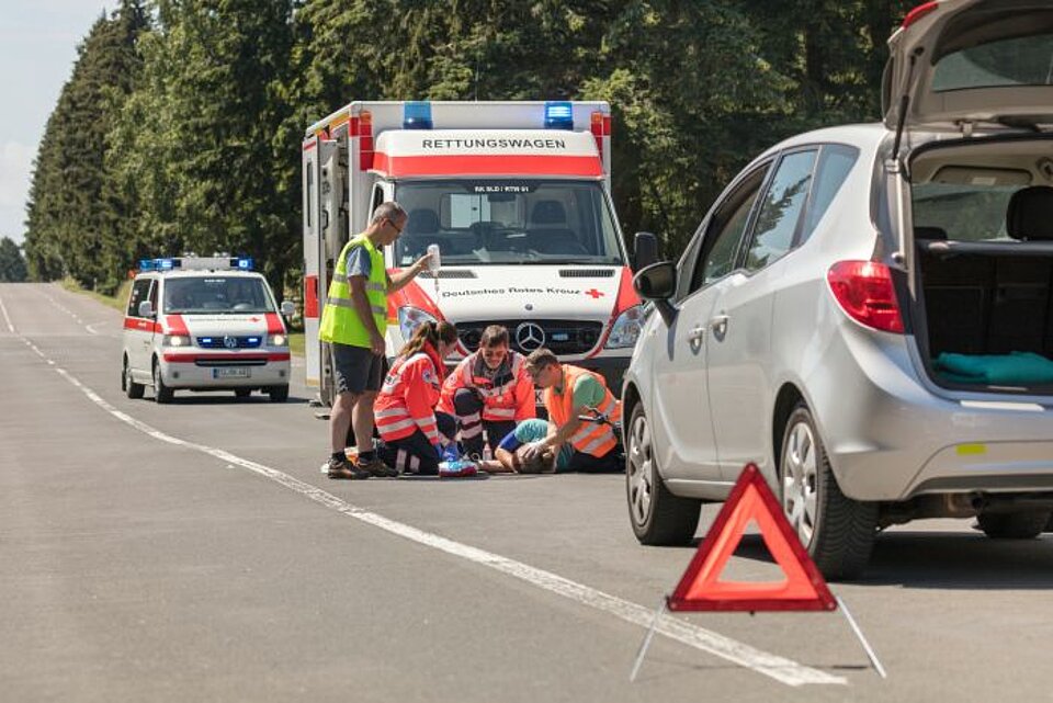 Rettungseinsatz des DRK Rettungswagen und DRK Helfer am Unfallort