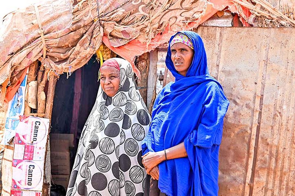 Somalia Zwei Frauen vor somalischer Behausung