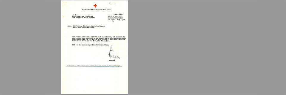 Anerkennung historisches DRK-Dokument vor grauem Hintergrund