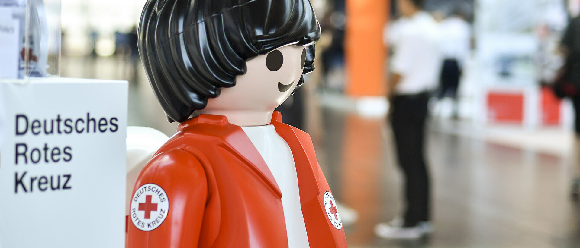Cause-Related-Marketing Lebensgroße DRK-Spielfigur von Playmobil