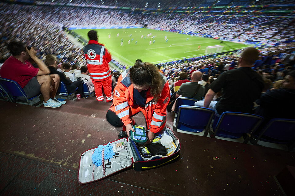 Zwei DRK-Helfende im Stadion bei der UEFA EURO 2024