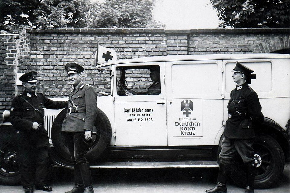 Sanitäter am Rettungsfahrzeug 1938