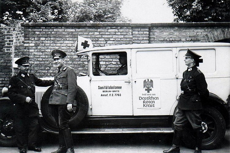 Sanitäter am Rettungsfahrzeug 1938