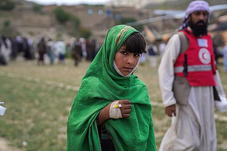 Medizinische Hilfe in Afghanistan erste Hilfe in Afghanistan: Afghanisches Mädchen mit einem Verband an der Hand