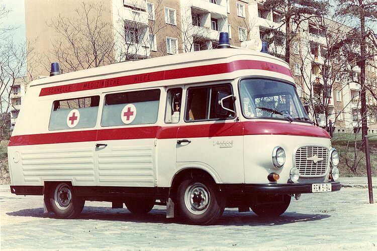 Barkas mit DRK-Logos/roten Kreuzen 
