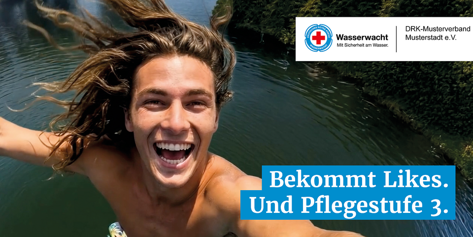 Ein lachender junger Mann mit langen wehenden Haaren filmt sich beim Sprung in dunkles Wasser vor einem dicht bewaldeten Ufer. Oben rechts zeigt das Logo der Wasserwacht des DRK die Texte "DEUTSCHES ROTES KREUZ" und "WASSERWACHT" neben "Wasserwacht" und "Mit Sicherheit am Wasser." sowie "DRK-Musterverband Musterstadt e.V.". Unten rechts steht auf blauem Hintergrund "Bekommt Likes. Und Pflegestufe 3."