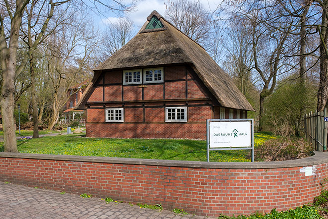 Rauhes Haus Ansicht des Rauhen Hauses in Hamburg mit Schild