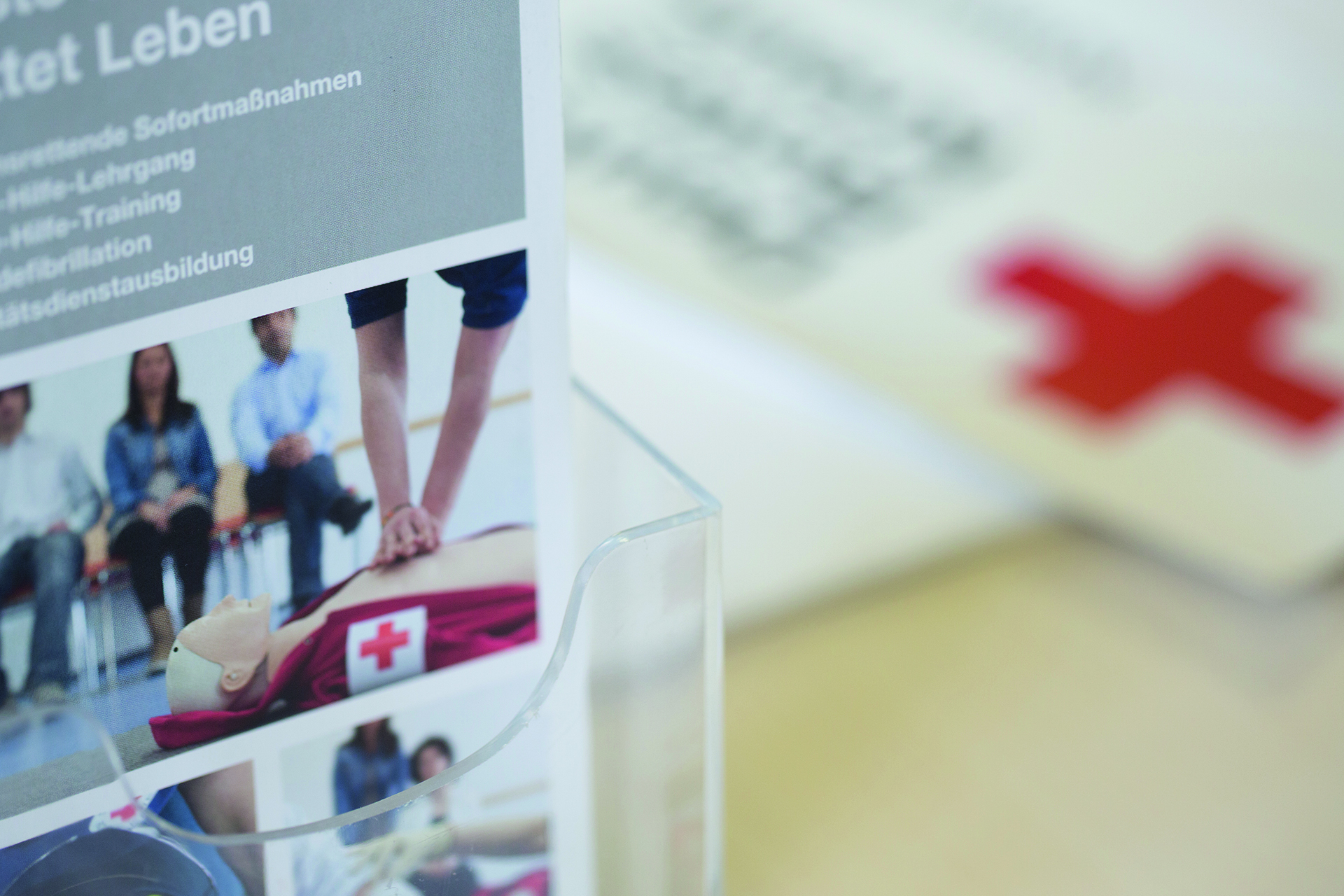 DRK-Publikationen Erste-Hilfe-Flyer und Aufsteller und DRK-Logo