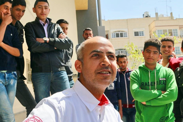 Rettungsassistent Mohamad Mann macht Selfie vor Schülern