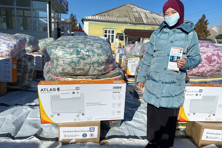 Hilfsgüterverteilung Kirgisin mit Winterhilfsgütern